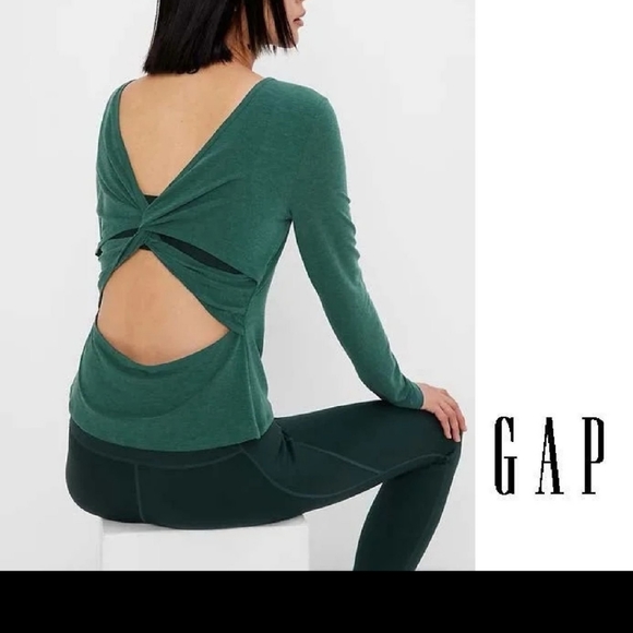 New with tags Gap Medium  long sleeve t-shirt, shirt is black. Green in picture - Picture 1 of 8